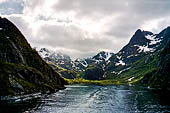 Le isole Lofoten Norvegia. A bordo dell'Hurtigruten Midnatsol tra Stokmarkens e Svolvaer attraverso il Trollfjord. 